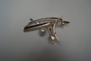 Yellow Gold Brooch with Mother of Pearl and Pearls