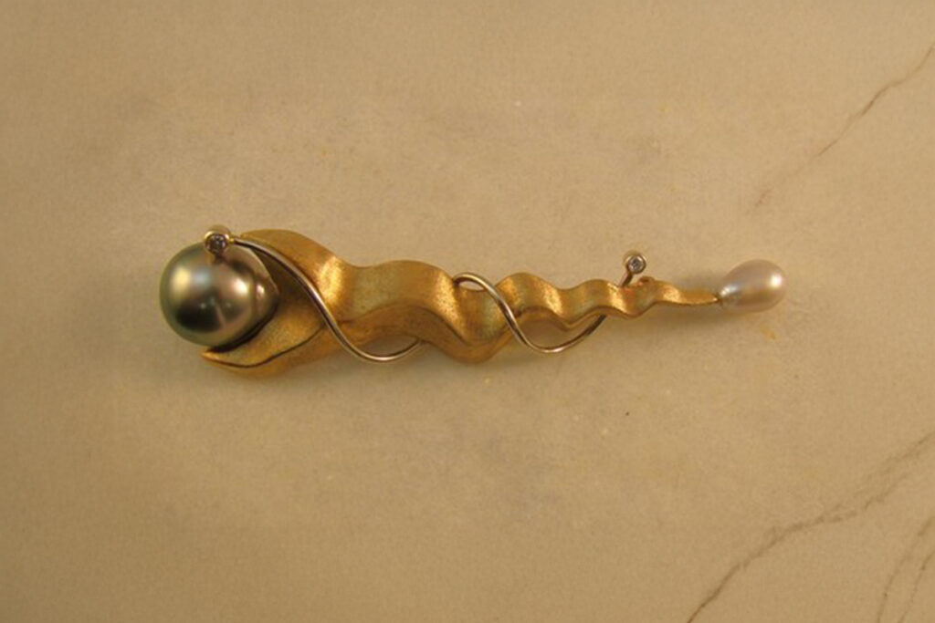 Yellow Gold Brooch with Pearls