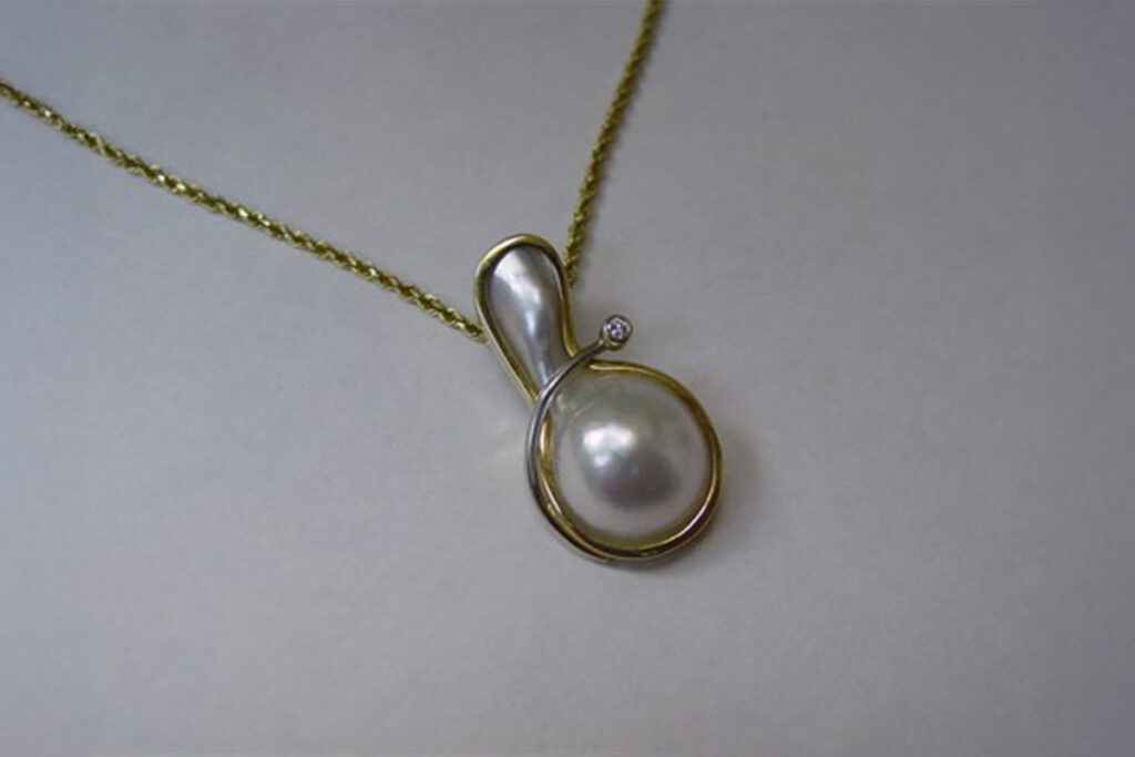 Mother of Pearl Blister in Yellow Gold and Platinum with Bezel Set Diamond