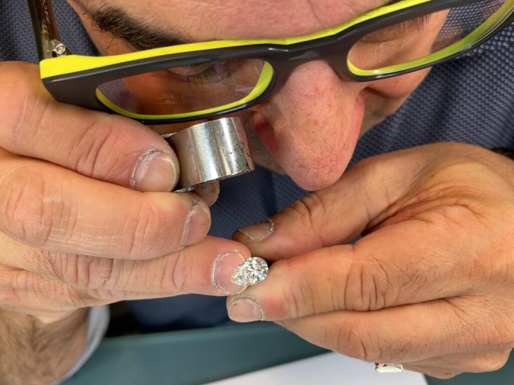 Goldsmith in crafting diamond piece